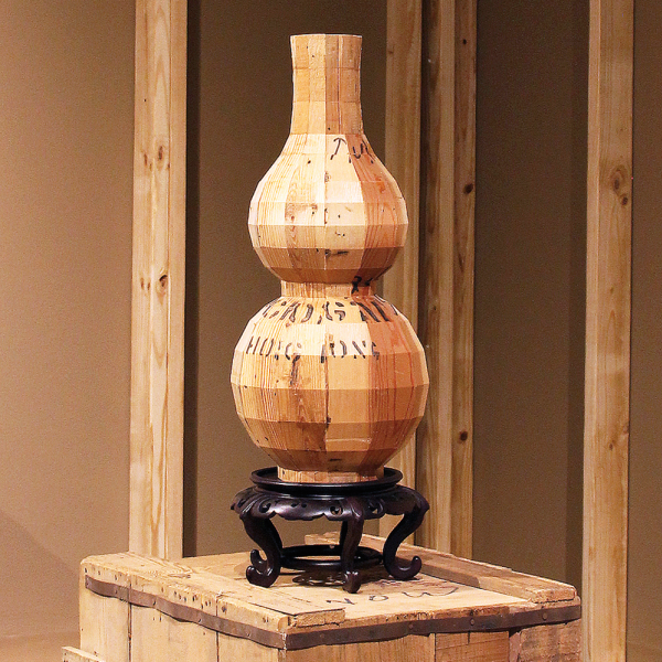 Chiu’s Huluping Vase I, 20.5 x 9.5 x 9.5 in., was presented at the 2024 This Side Up exhibition at the Houston Center for Contemporary Craft. Photo by Vivian Chiu.