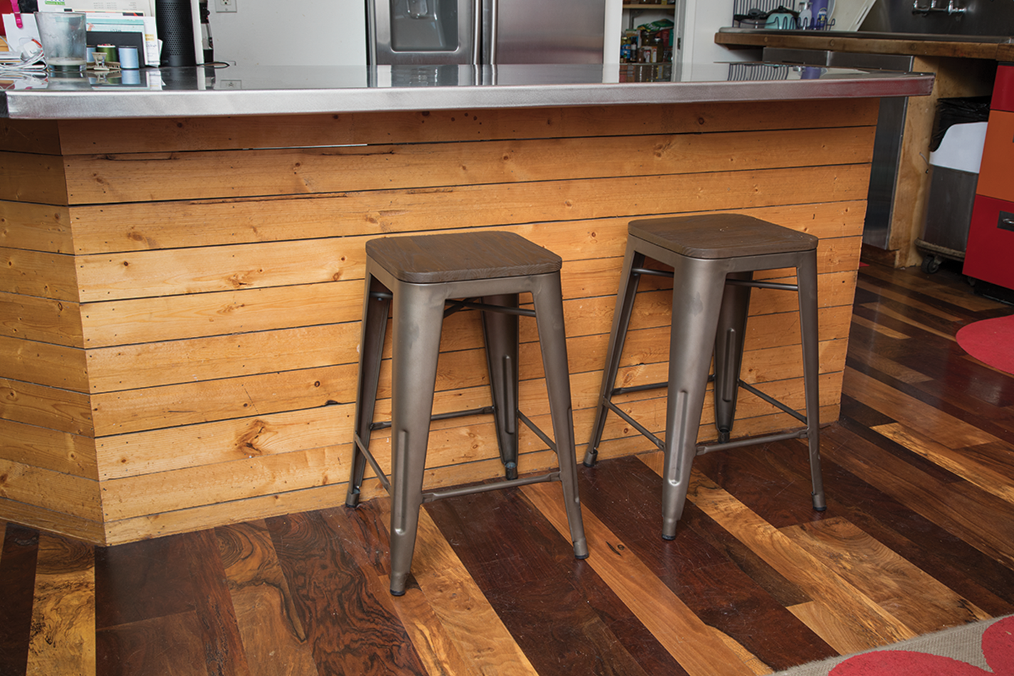 Kitchen floors made of gunstock walnut