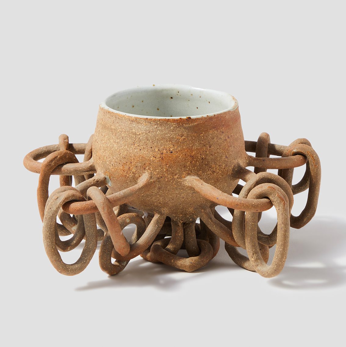 Stoneware cup with chain decoration